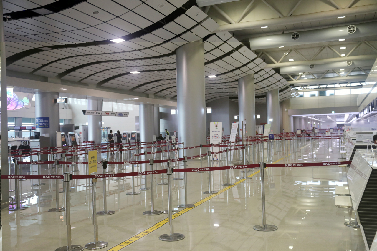 제13호 태풍 '링링'의 영향으로 7일 오전 제주공항 항공편 운항이 차질을 빚어 공항이 한산한 모습이다.[연합]
