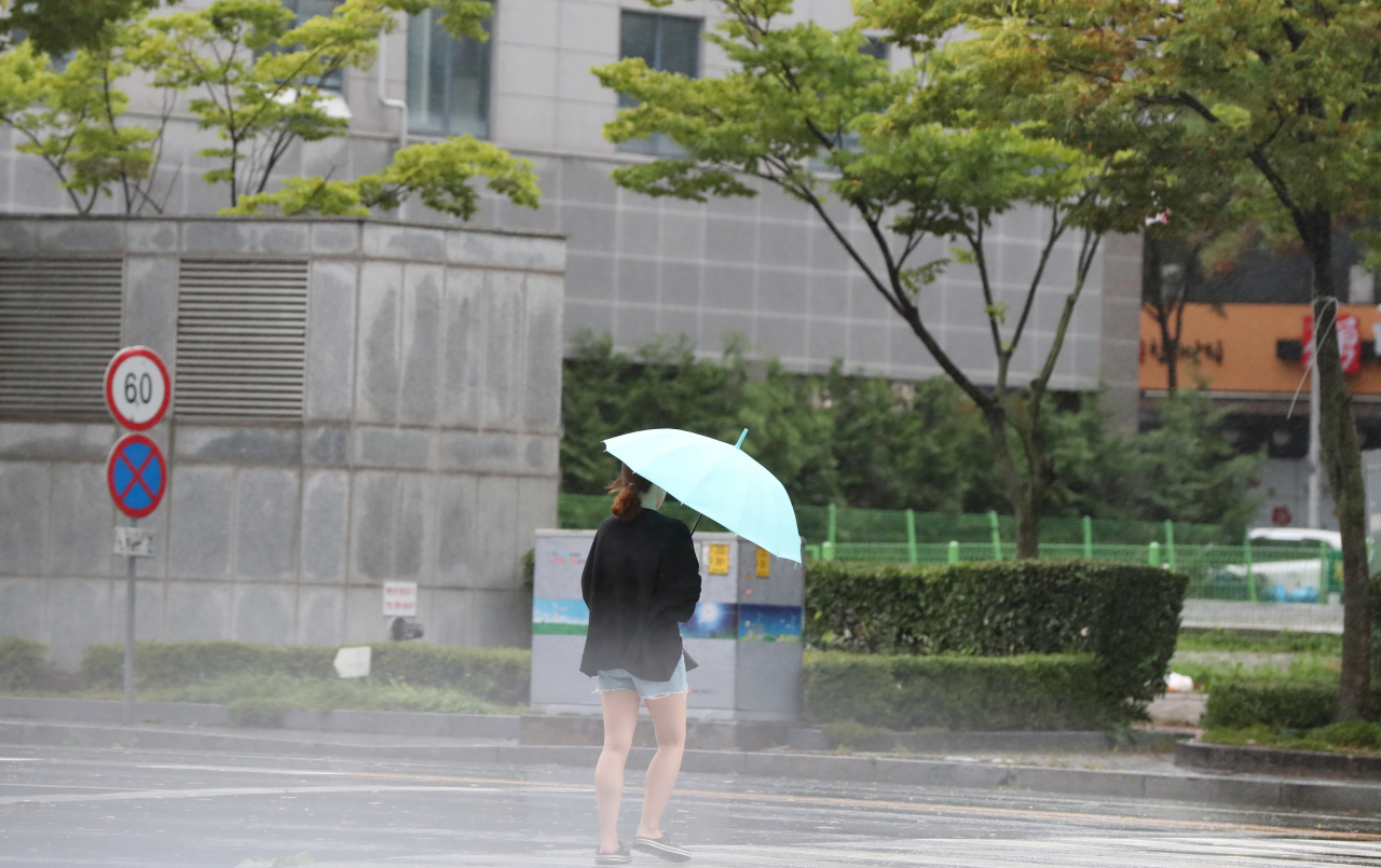 제13호 태풍 '링링'이 북상한 7일 오전 광주 서구 치평동 거리에서 시민이 비바람을 뚫고 길을 건너고 있다. [연합]