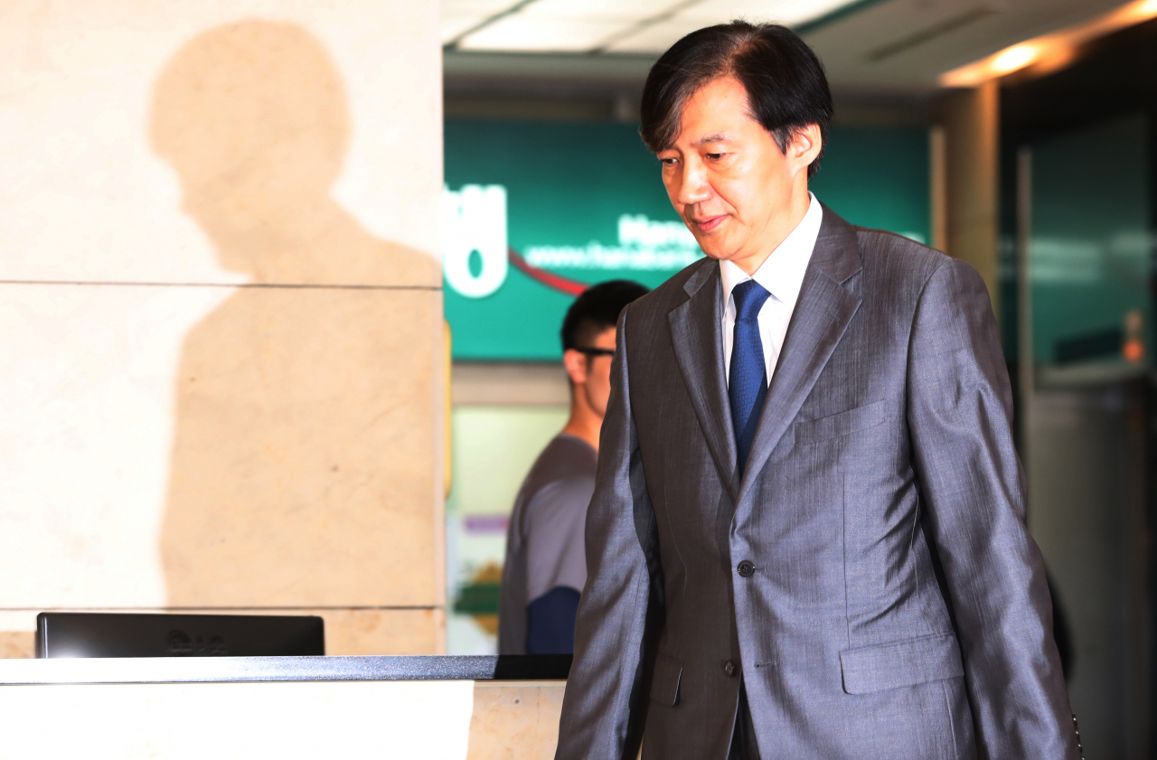 조국 법무부장관 후보자가 가족을 둘러싼 의혹에 대해 청문회에서 해명했으나 검찰 수사에서 반대되는 정황이 맞서고 있다. [연합]