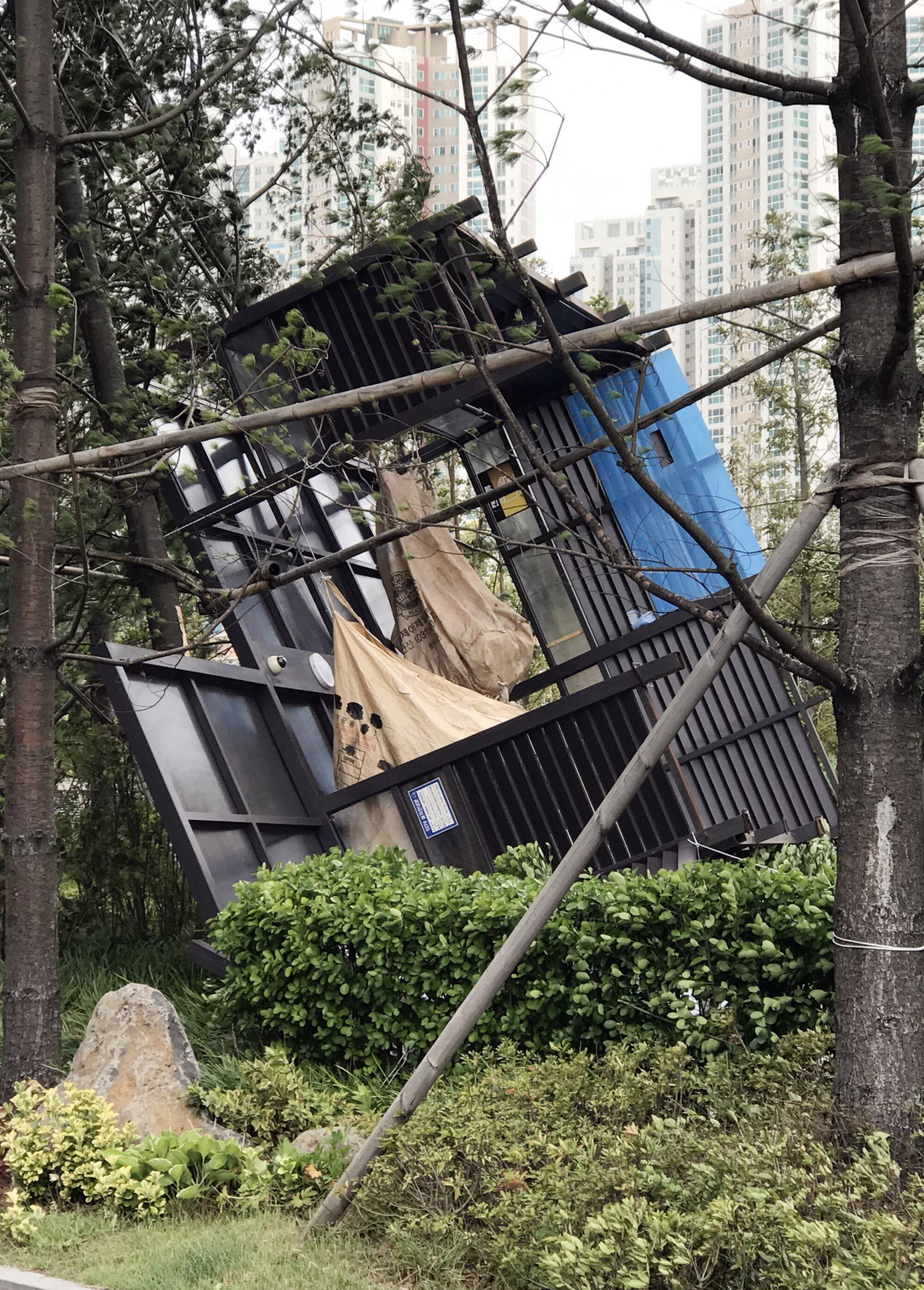 제13호 태풍 '링링'이 북상하면서 7일 오전 인천시 연수구 송도동 한 아파트단지 재활용 쓰레기 수거장이 넘어졌다.[연합]