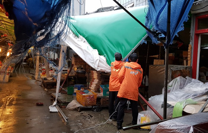7일 제13호 태풍 '링링'이 몰고온 강한 바람으로 부서진 경남 창원시 마산합포구 신포동 청과시장 구조물.[연합]