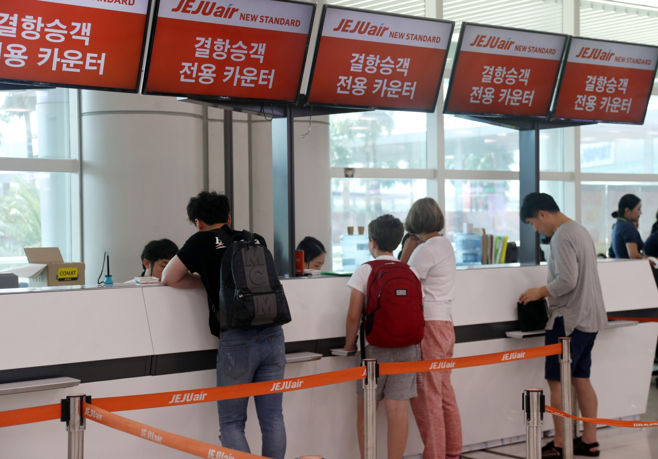 제13호 태풍 '링링'이 제주를 벗어나 한반도로 빠르게 북상하면서 7일 오후 제주공항 항공편 운항이 차질을 빚고 있다. [연합]