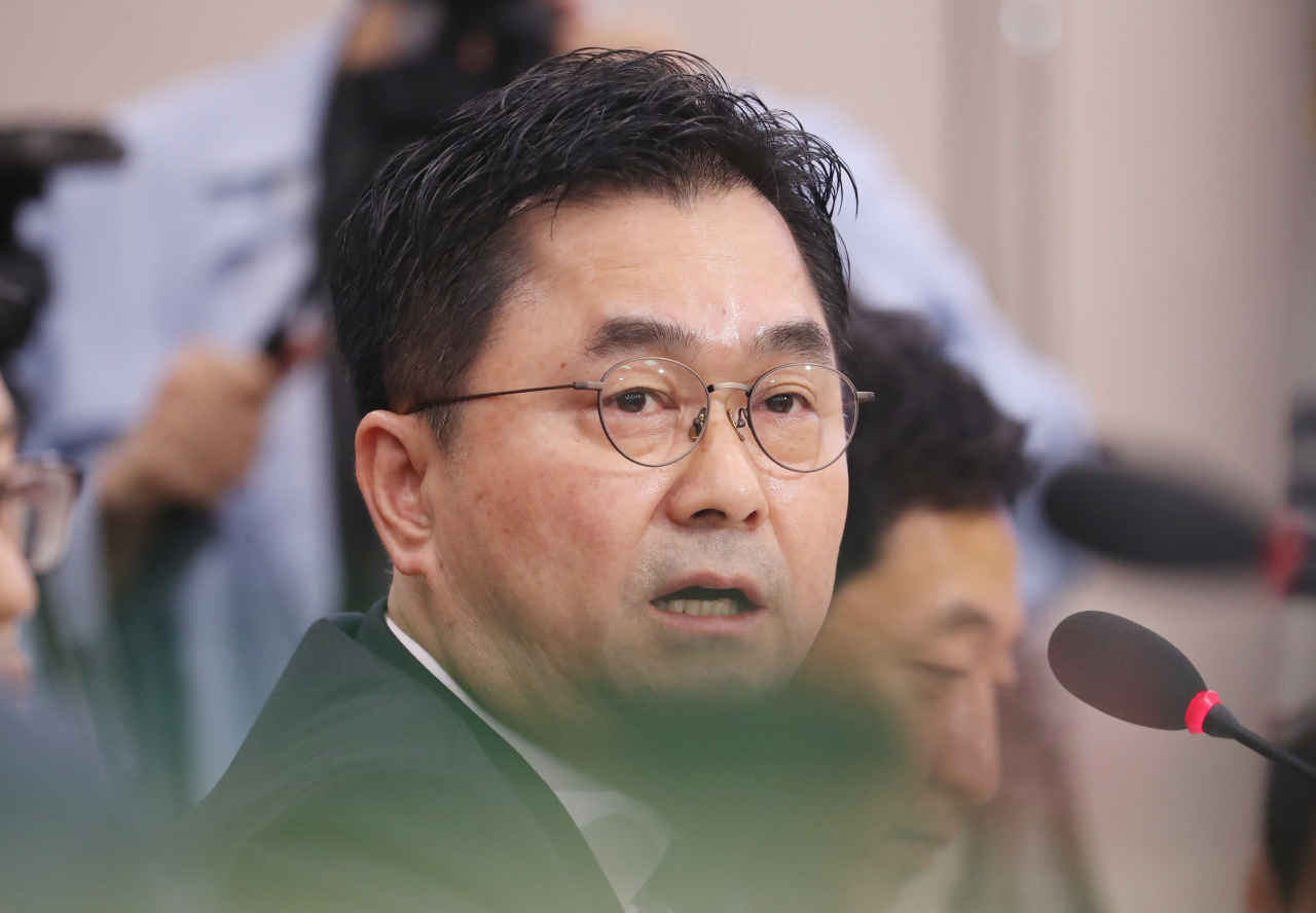 더불어민주당 김종민 의원이 6일 오후 속개된 국회 법제사법위원회 인사청문회에서 조국 법무부 장관 후보자에게 질의하고 있다. [연합]