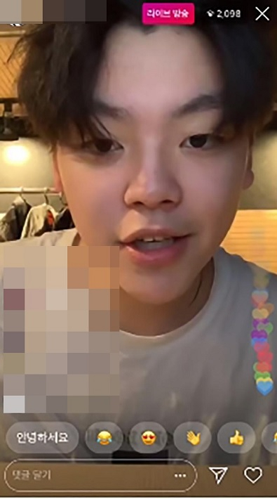 장제원 자유한국당 의원의 아들인 노엘(장용준)이 7일 새벽 음준운전 사고를 낸 것과 관련, 과거 유튜브 방송에서 3억원 대의 벤츠를 구입했다는 내용이 새삼 재조명 받고 있다. [유튜브 캡처]