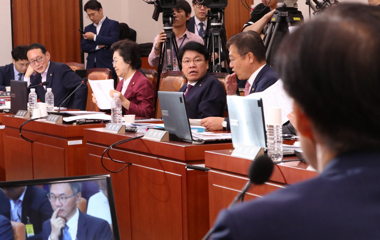 장제원 의원(왼쪽 세번째) 등 자유한국당 의원들이 지난 6일 오후 국회에서 열린 조국 법무부 장관 후보자 인사청문회에서 조 후보에게 질의하고 있다. [연합]