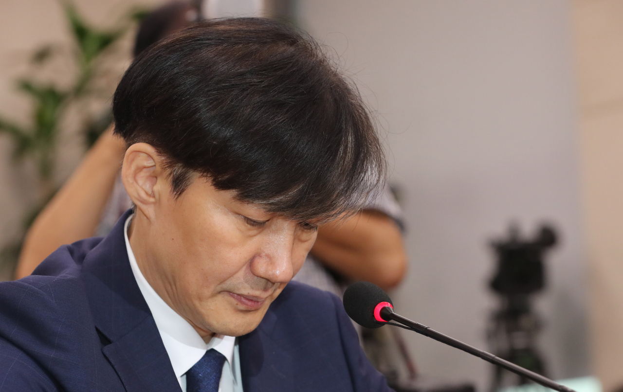 조국 법무부 장관 후보자가 6일 오후 계속된 인사청문회에서 질의를 듣고 있다. [연합]