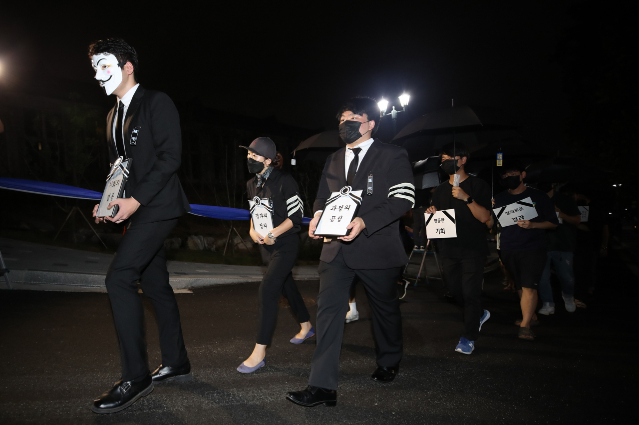 6일 오후 서울 성북구 안암로 고려대학교 민주광장에서 열린 조국 법무부 장관 후보자 딸 입시특혜 의혹 진상 규명 촉구 3차 촛불집회에서 참가자들이 '기회의 평등, 과정의 공정, 결과의 정의'가 죽었다는 퍼포먼스를 하고 있다. [연합]