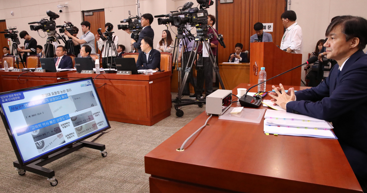 6일 오후 조국 법무부 장관 후보자가 국회 법사위 회의실에서 열린 인사청문회에서 더불어민주당 박주민 의원의 동양대 표창장 관련 발언을 듣고 있다. [연합]