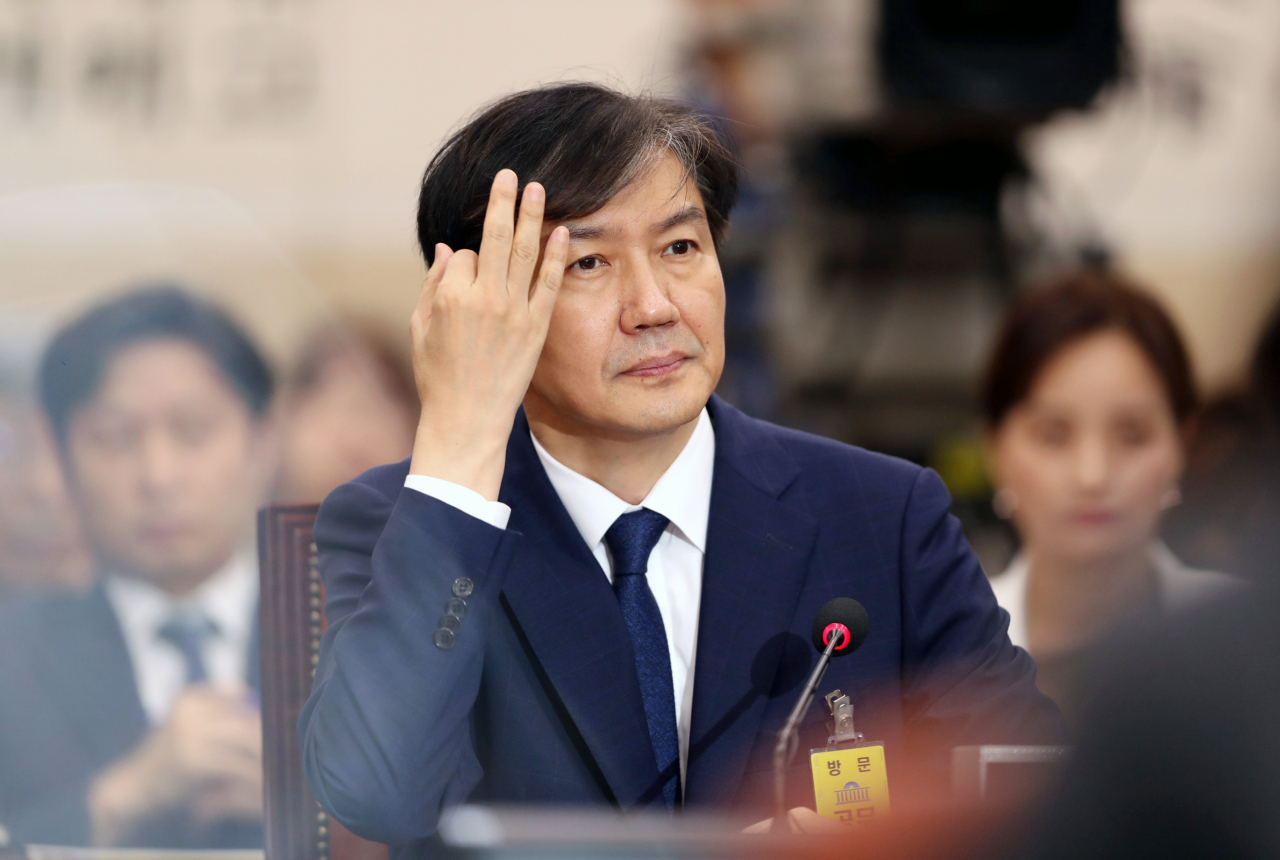 조국 법무부 장관 후보자가 지난 6일 오전 국회 법사위 인사청문회에서 의원들의 질의를 받으며 머리를 넘기고 있다. [연합]