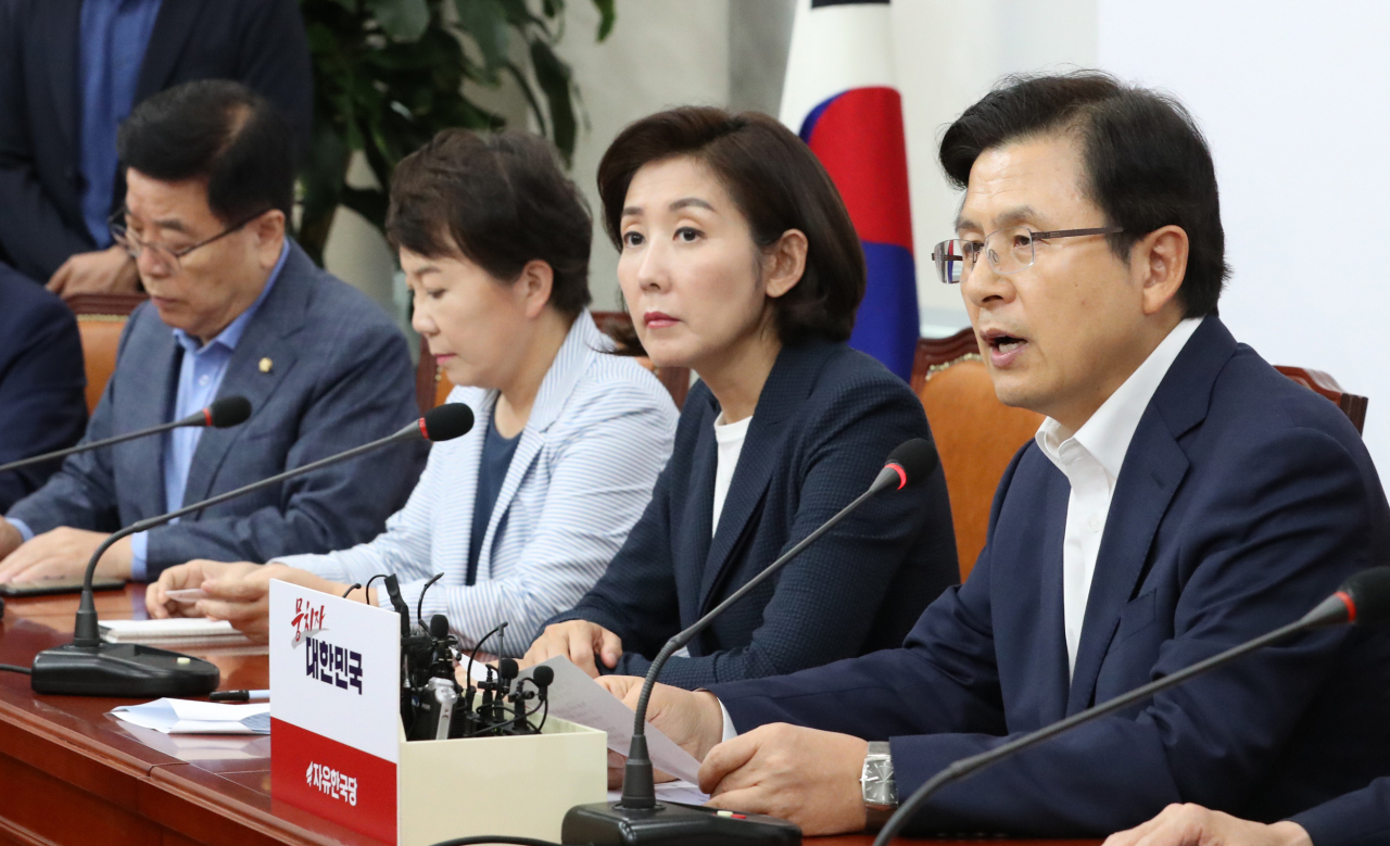 황교안 자유한국당 대표가 8일 오후 국회에서 열린 긴급최고위원회의에서 발언하고 있다. [연합]