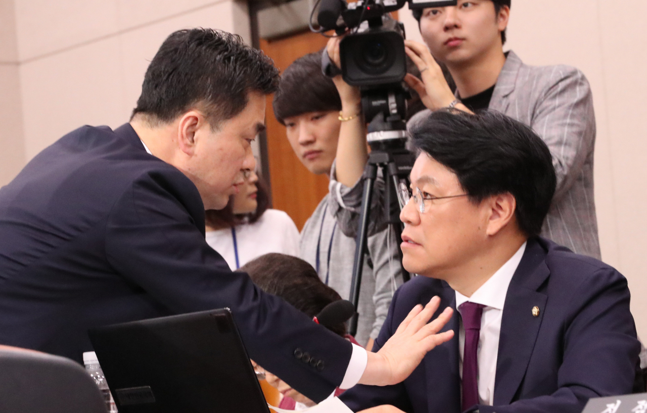 더불어민주당 김종민 의원(왼쪽)과 자유한국당 장제원 의원이 6일 오후 서울 여의도 국회 법사위 회의장에서 열린 조국 법무부 장관 후보자의 인사청문회에서 설전을 벌이고 있다. [연합]