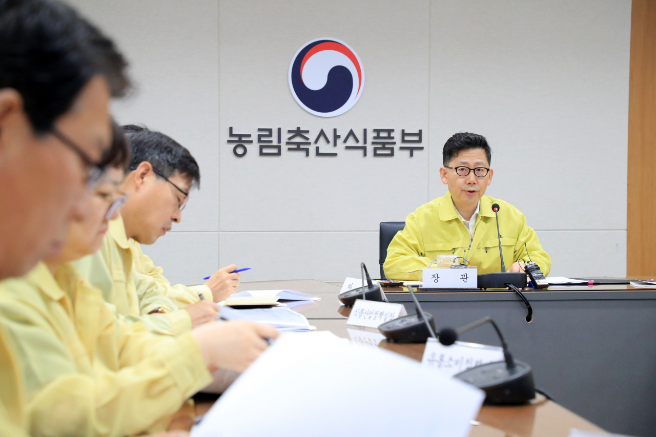 김현수(오른쪽) 농림축산식품부 장관이 8일 오전 정부세종청사 농업재해대책상황실에서 열린 태풍 ‘링링’ 피해복구 대책회의를 주재하고 있다. ［농림축산식품부 제공］