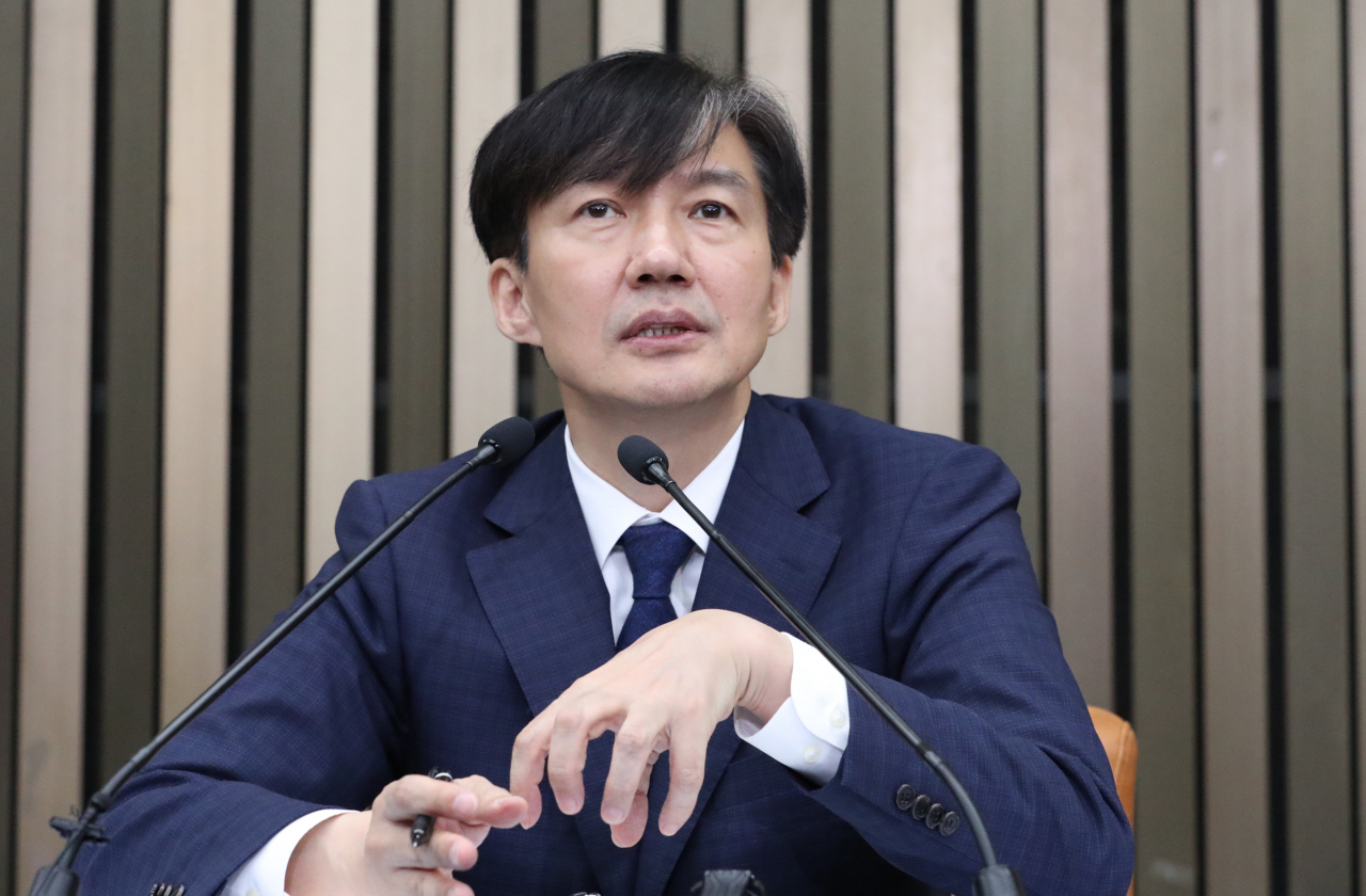 조국 법무부 장관 후보자가 2일 오후 국회에서 열린 기자간담회에서 질의에 대해 답변하고 있다. 연합뉴스