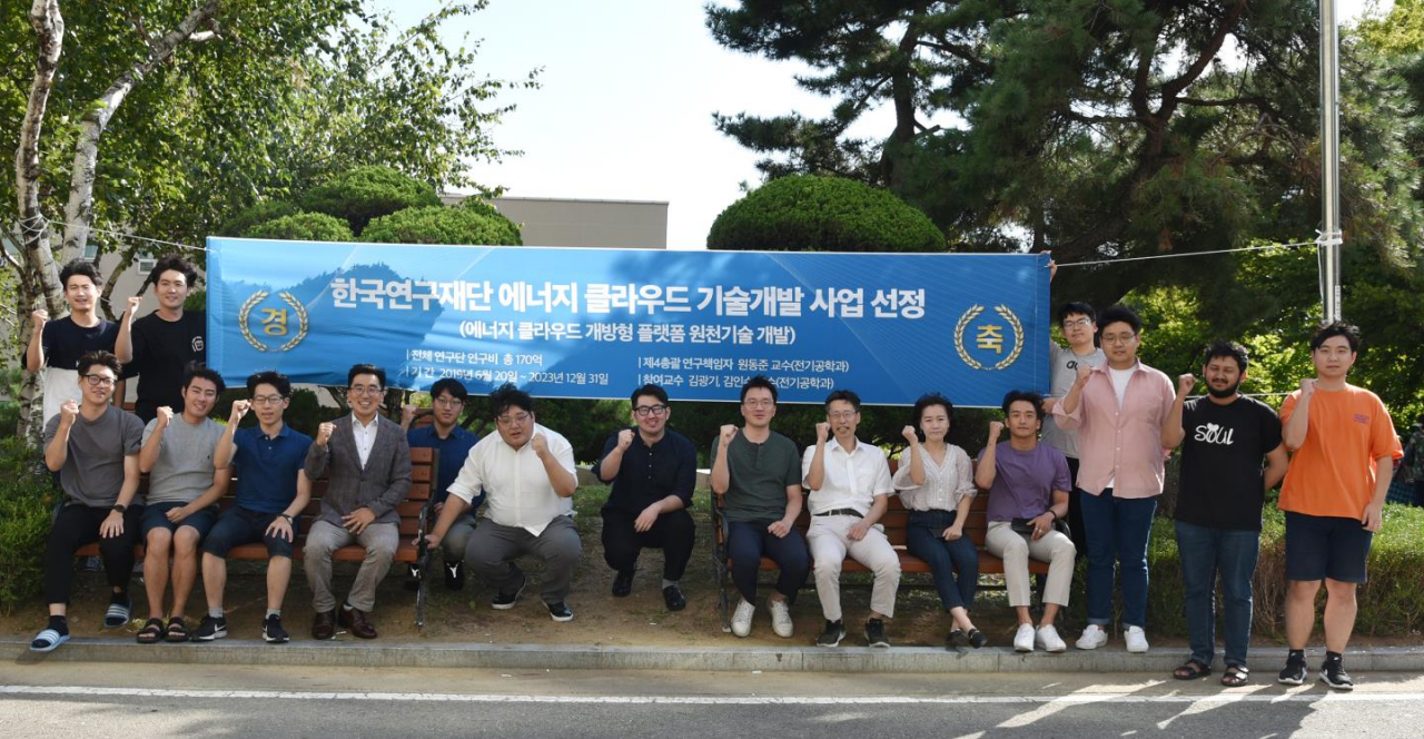 ‘에너지 클라우드 개방형 플랫폼 원천기술 개발 과제’ 연구를 맡은 인하대 전기공학과 원동준, 김광기, 김인수 교수와 연구원들.