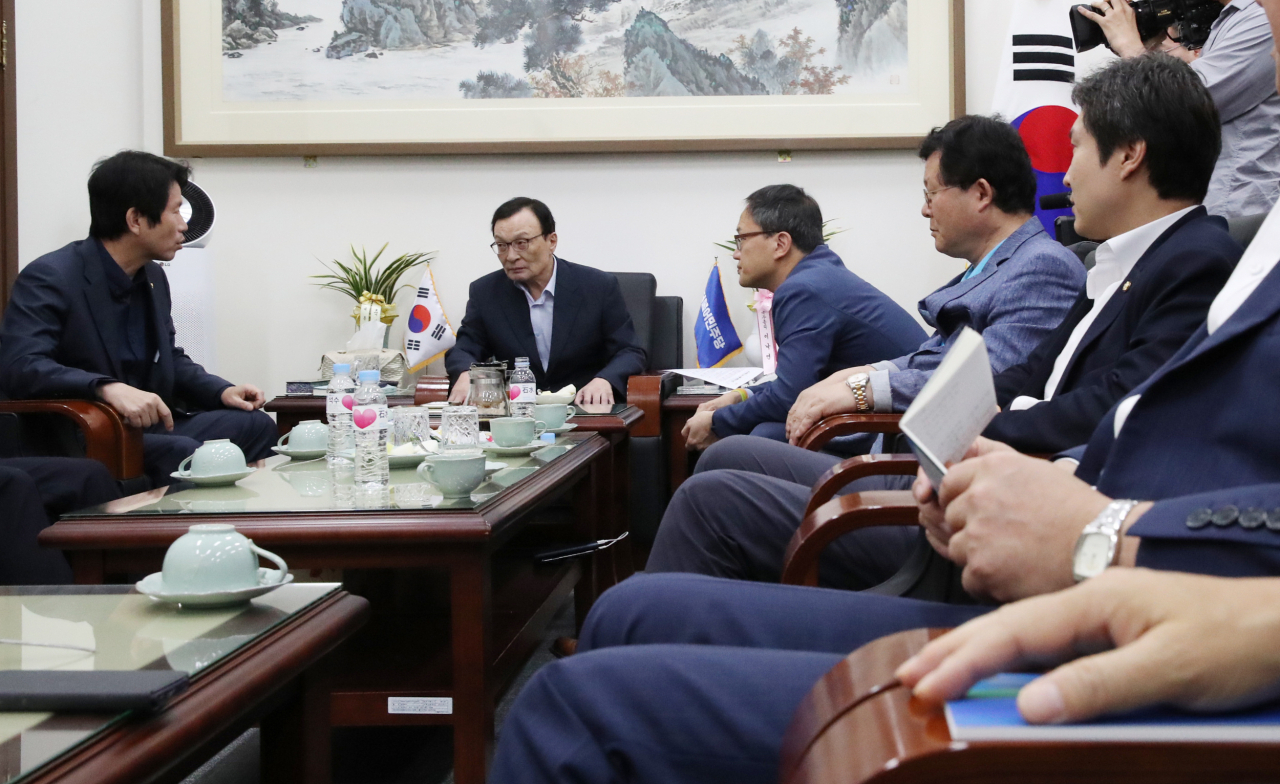 8일 오후 국회에서 열린 더불어민주당 최고위원회의에 이해찬 대표와 이인영 원내대표 등 참석자들이 굳은 표정으로 참석해 있다. 연합뉴스