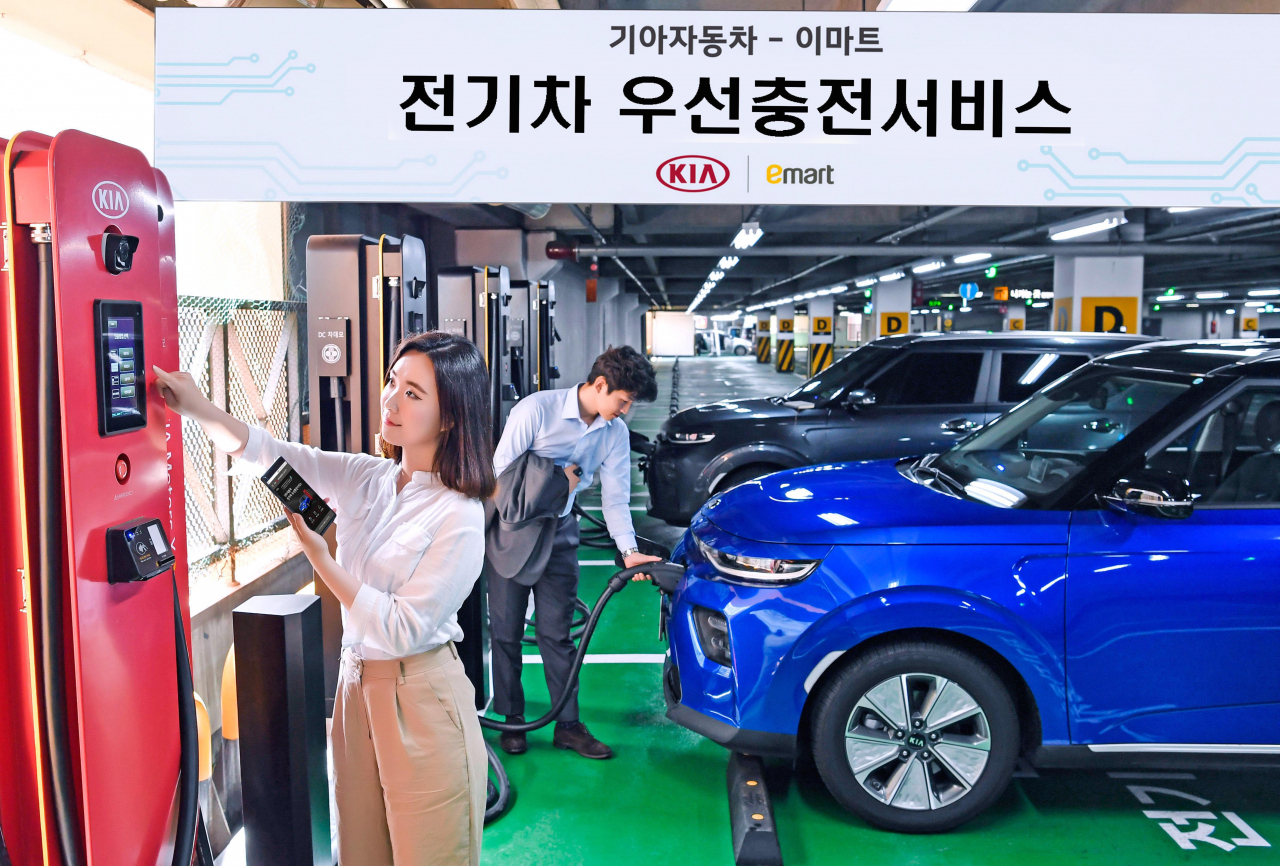 기아차는 이마트 및 에스트래픽과 손잡고 고객 충전 편의성을 높이기 위한 ‘전기차 우선충전서비스’를 시행한다. [기아차 제공]