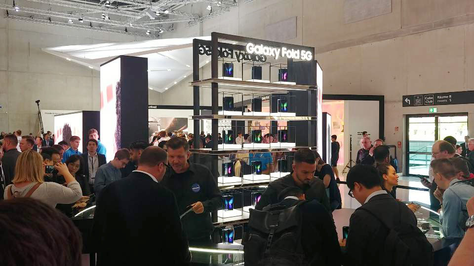 독일 베를린에서 열리고 있는 'IFA 2019'에서 관람랙들이 삼성전자 부스에서 갤럭시 폴드를 체험하고 있다. [이태형 기자 thlee@]