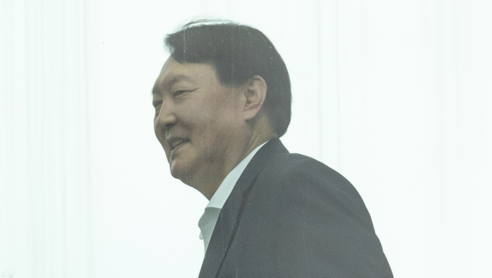 윤석열 검찰총장이 5일 오후 점심 식사를 위해 서울 서초구 대검찰청 구내식당으로 향하고 있다. [연합]