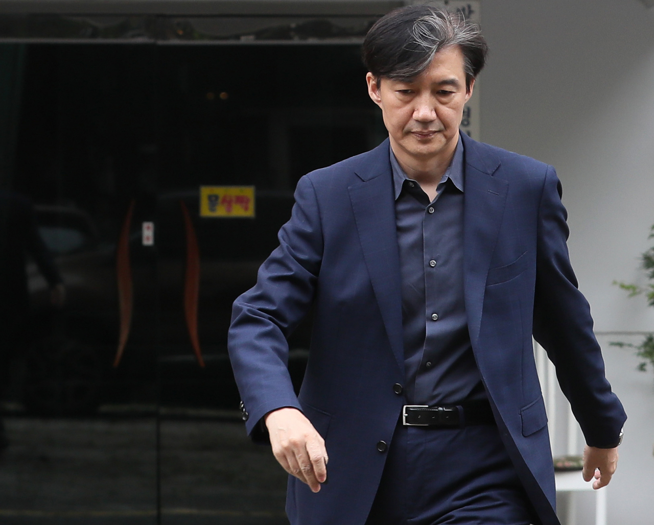 조국 법무부 장관 후보자가 8일 오전 서울 서초구 방배동 자택에서 외출하기 위해 나서고 있다. [연합]