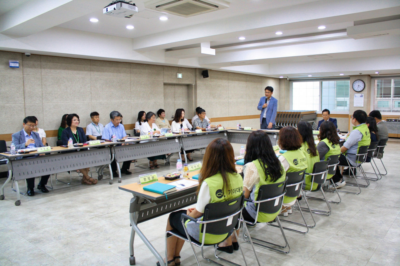 사회복지시설 현장방문서 의견 청취중인 오승록 구청장. [노원구 제공]