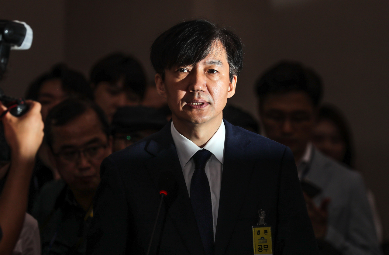 조국 법무부 장관 후보자가 6일 오전 열린 국회 법사위 인사청문회에서 모두발언 하고 있다. [연합]