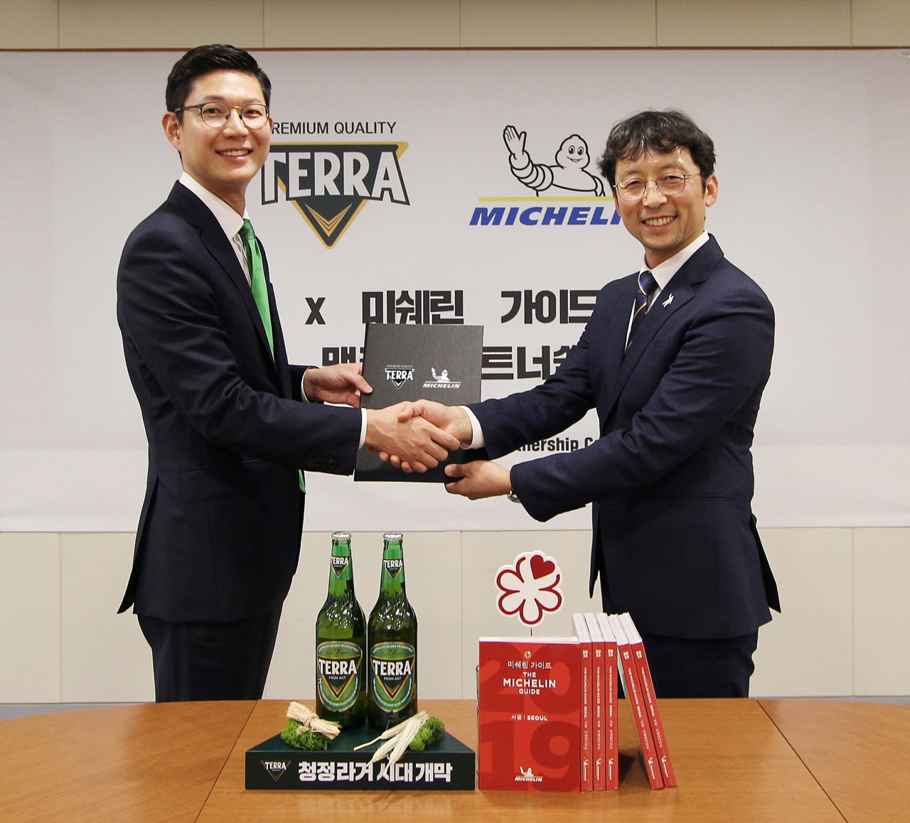 지난 4일 하이트진로 청담 사옥에서 하이트진로 오성택 상무(왼쪽), 미쉐린코리아 이주행 대표이사(오른쪽)가 공식 파트너 선정을 축하하는 자리를 가졌다. [하이트진로 제공]