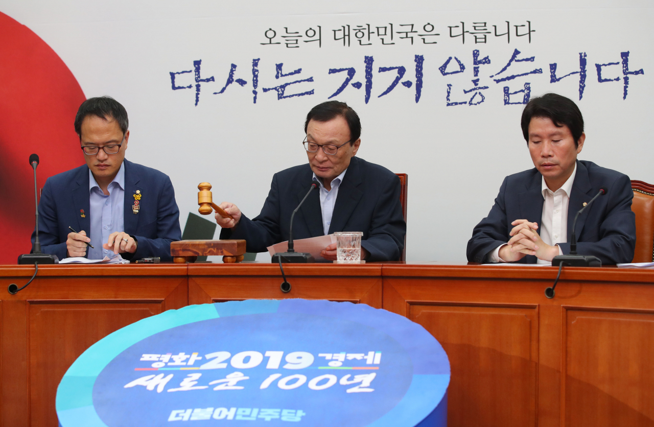 더불어민주당 이해찬 대표(가운데)가 9일 오전 여의도 국회에서 열린 최고위원회의에서 의사봉을 두드리고 있다. [연합]