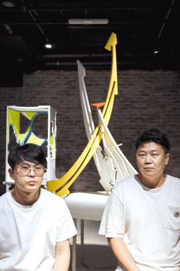 조각하는 선후배가 뭉쳤다. 세상에 하나 밖에 없는 가구가 탄생했다. 권오상(사진 왼쪽), 김민기 작가. [아라리오뮤지엄 제공]