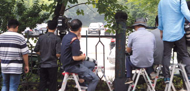 검찰이 9일 조국 법무부 장관 후보자 가족이 투자한 사모펀드 운용사 대표 등에 대해 구속영장을 청구한 가운데 이날 오전 서울 방배동 조국 후보자의 자택 앞에서 취재진이 조 후보자를 기다리고 있다. 박해묵 기자/mook@