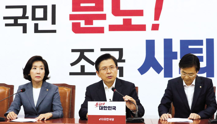 황교안 자유한국당 대표가 9일 오전 국회에서 열린 최고위원회의에서 발언하고 있다. 뒤로 ‘국민 분노! 조국 사퇴’라는 일부 글귀가 보인다. [연합]