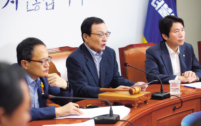 이해찬 더불어민주당 대표가 9일 오전 국회에서 열린 최고위원회의에서 발언하고 있다. 이 대표는 조국 후보자 임명여부와 관련, “문재인 대통령의 인사권 행사만 남아있다”고 했다. [연합]