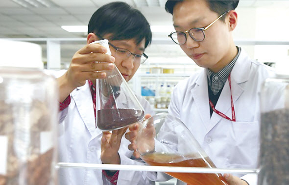 경기도 판교에 있는 코스맥스의 R&I센터. 연구원들이 화장품 원료물질 합성시험을 하고 있다. [코스맥스 제공]