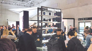 독일 베를린에서 열리고 있는 ‘IFA 2019’에서 관람랙들이 삼성전자 부스에서 갤럭시 폴드를 체험하고 있다. 이태형 기자/thlee@