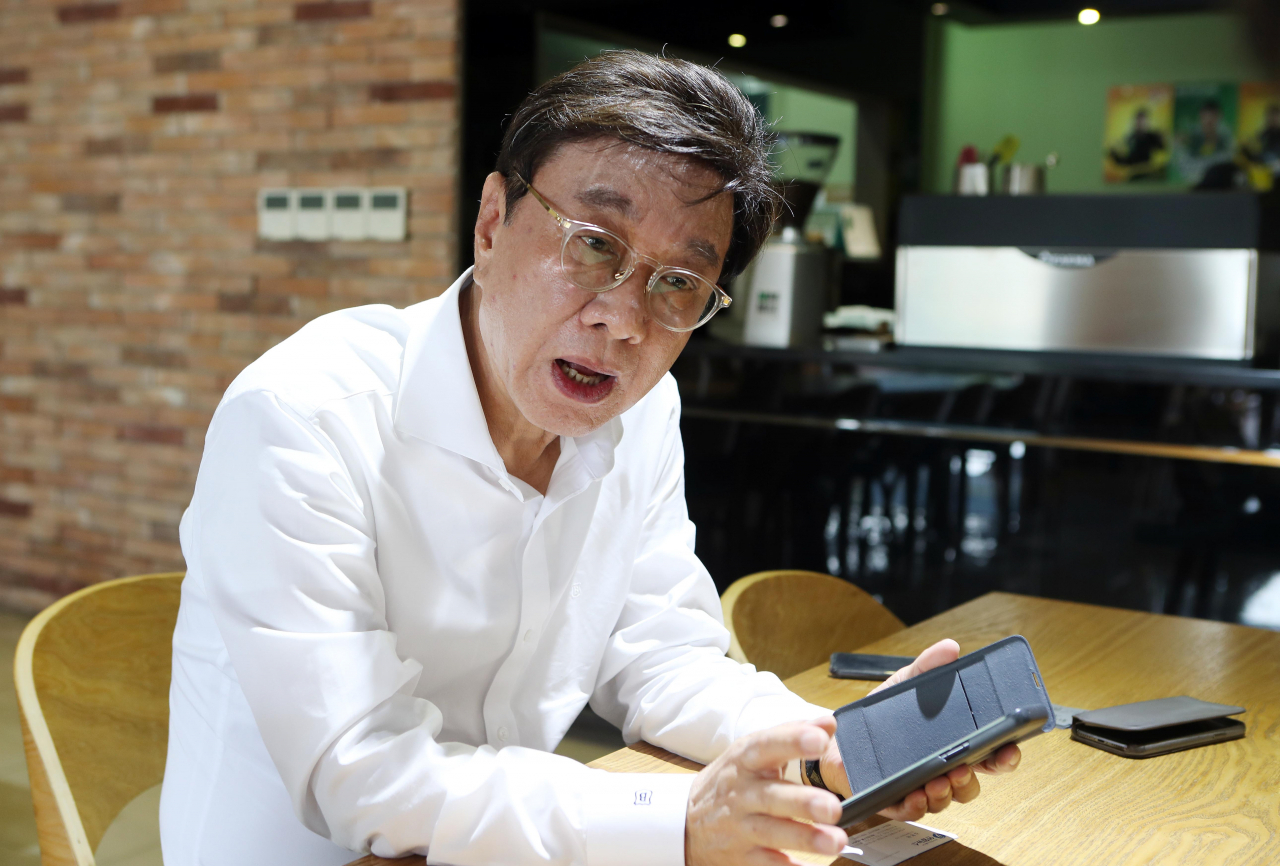 최성해 동양대 총장이 지난 8일 오후 경북 영주 동양대에서 연합뉴스 취재진과 만나 조국 법무부 장관 후보자 딸 조모 씨의 표창장 논란과 관련, 입장을 밝히고 있다. [연합]