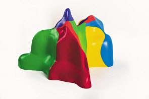 Sol Lewitt, Splotch #1, painted fiberglass, 2001, 60.96 x 106.68 x 91.44cm, unique piece [쥴리아나갤러리 제공]