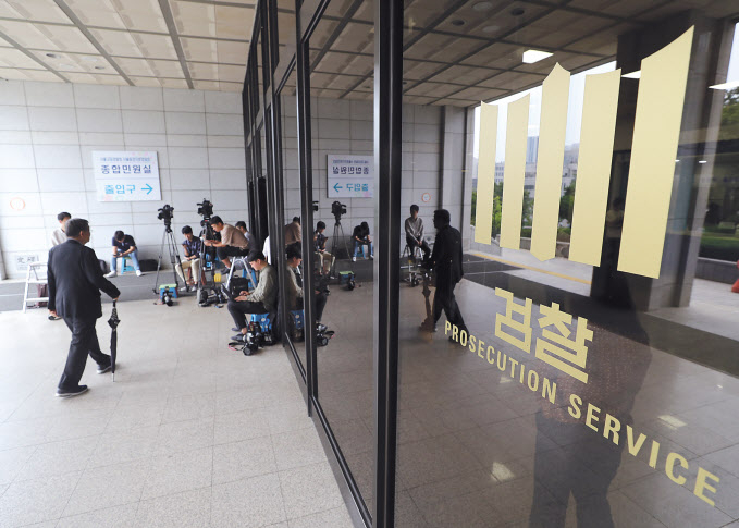 검찰이 9일 조국 법무부 장관 후보자 가족이 투자한 사모펀드 운용사 대표 등에 대해 구속영장을 청구한 가운데 이날 오전 서울 서초구 서울중앙지검 앞에서 취재진이 조국 후보자 부인 정경심 동양대 교수를 비롯한 관계자 소환에 대비하고 있다. [연합]