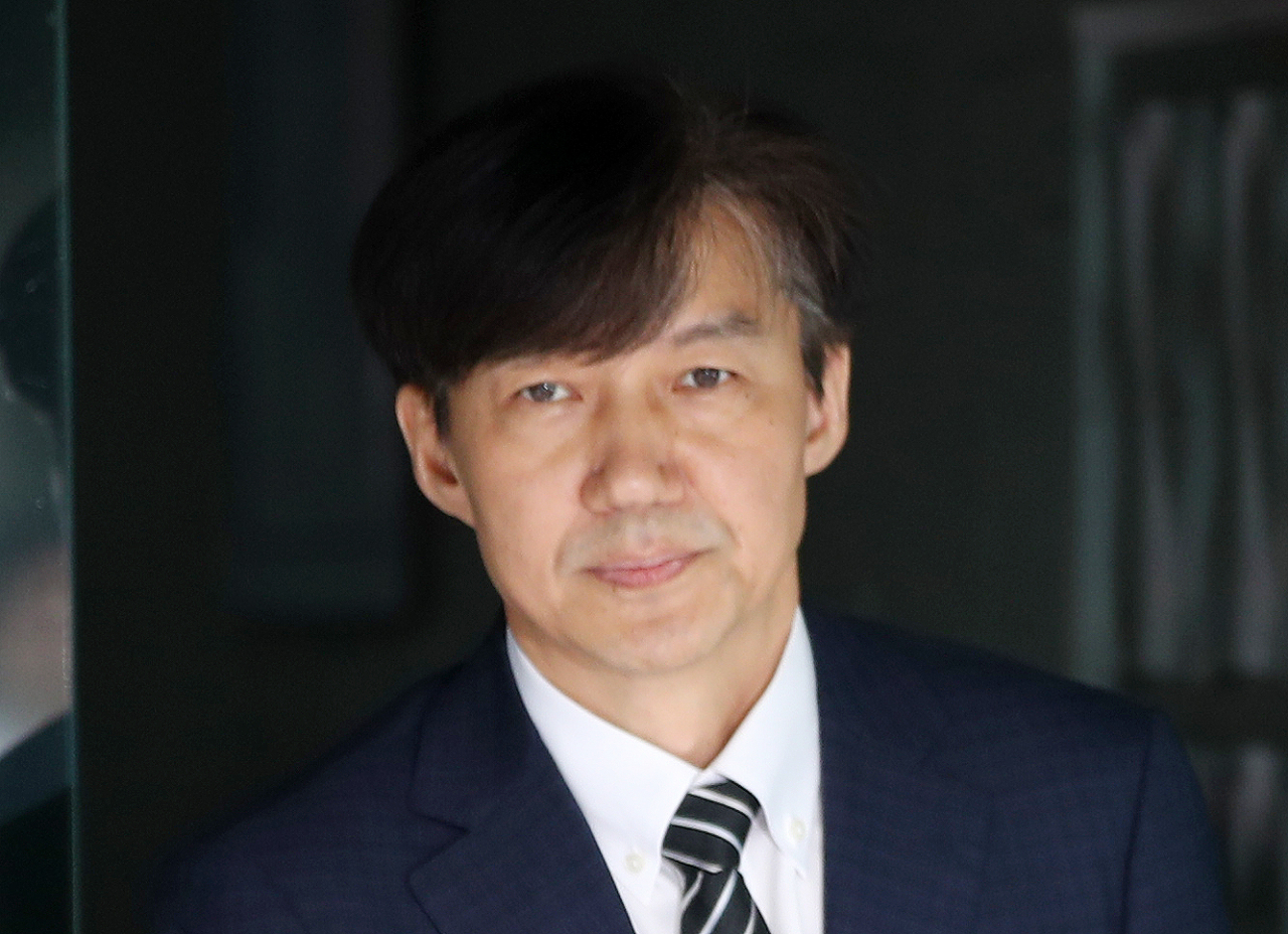 조국 신임 법무부 장관이 9일 청와대의 임명 발표 후 서울 서초구 방배동 자택에서 나오고 있다. [연합]