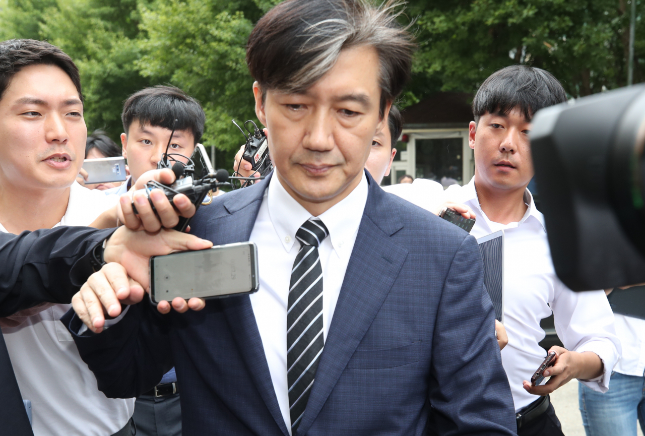 조국 신임 법무부 장관이 9일 서울 서초구 방배동 집에서 나와 임명장을 받기 위해 청와대로 향하고 있다. [연합]