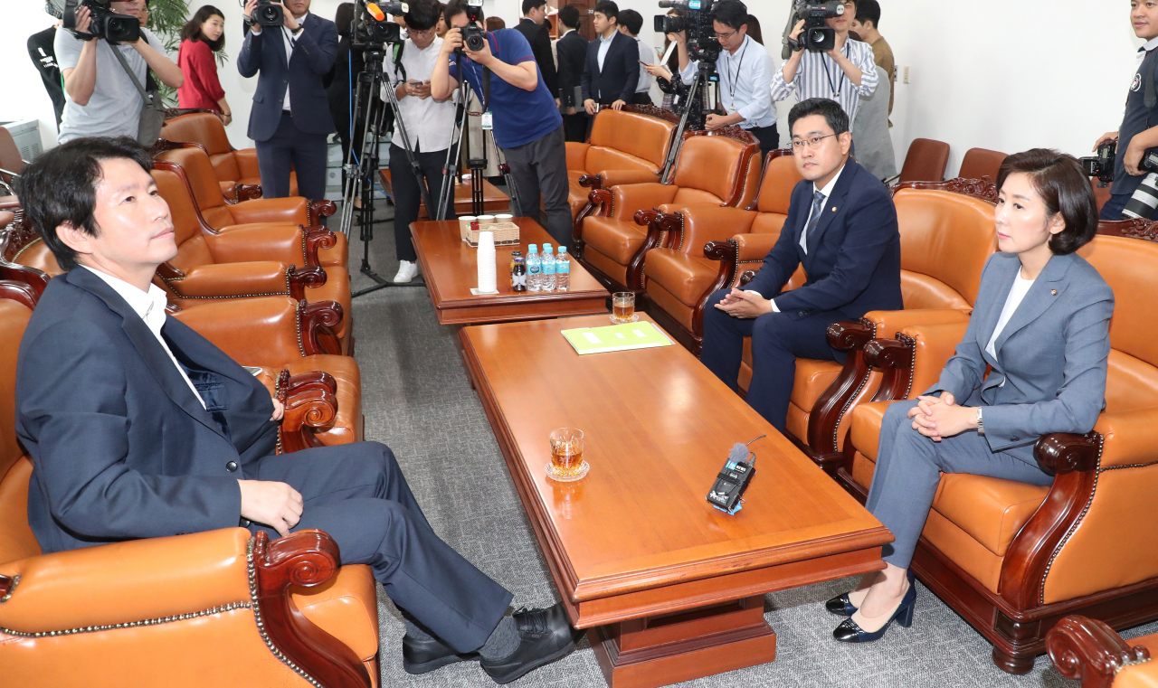 더불어민주당 이인영(왼쪽 부터), 바른미래당 오신환, 자유한국당 나경원 원내대표가 9일 오전 국회 운영위원장실에서 회동하고 있다. [연합]