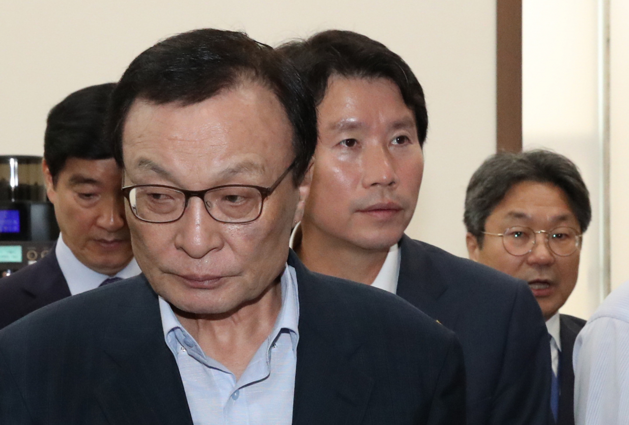 강기정 청와대 정무수석(오른쪽)이 9일 오전 국회를 방문, 더불어민주당 이해찬 대표, 이인영 원내대표와 조국 후보자 대책을 논의한 뒤 회의장을 나서고 있다. [연합]
