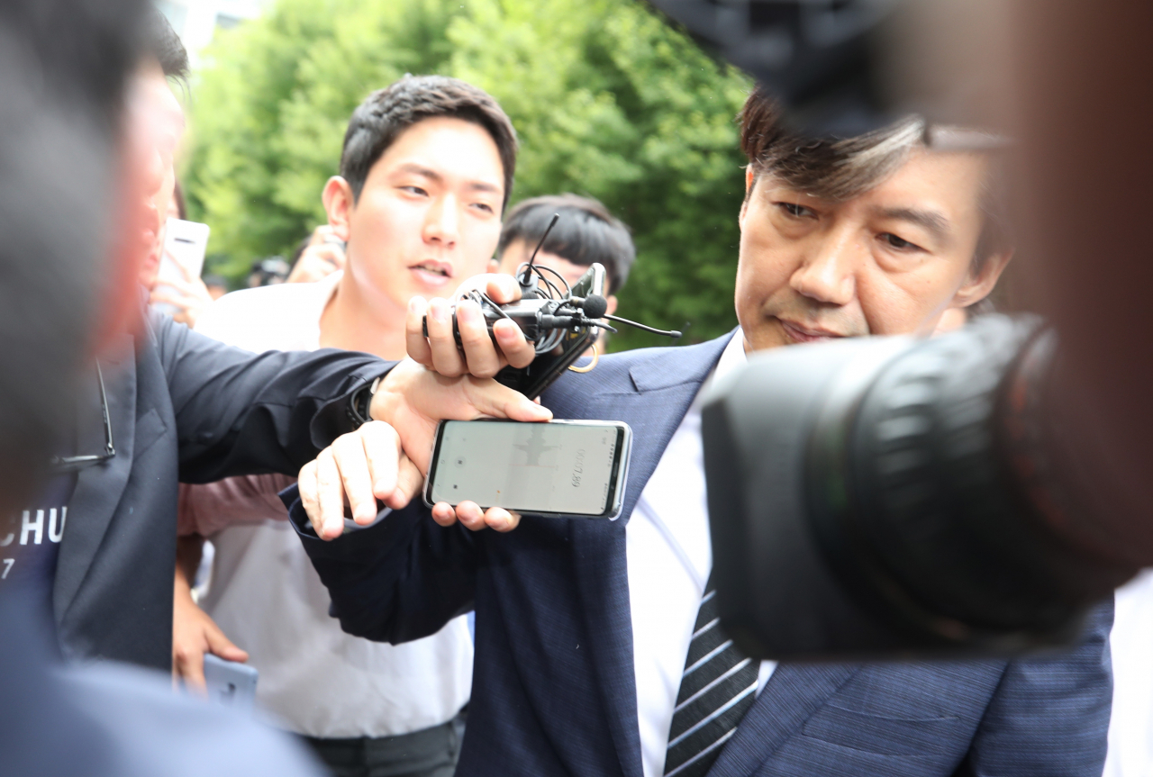 조국 신임 법무부 장관이 9일 서울 서초구 방배동 집에서 나와 임명장을 받기 위해 청와대로 향하고 있다. 조 신임 장관은 소감을 묻는 취재진의 질문에 답을 하지 않았다. [연합]