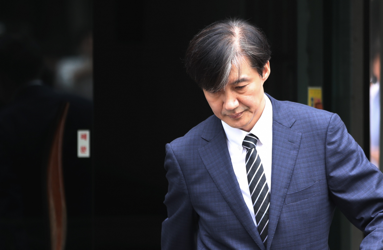 조국 신임 법무부 장관이 9일 서울 서초구 방배동 집에서 나와 다소 무거운 표정으로 청와대로 향하고 있다. [연합]