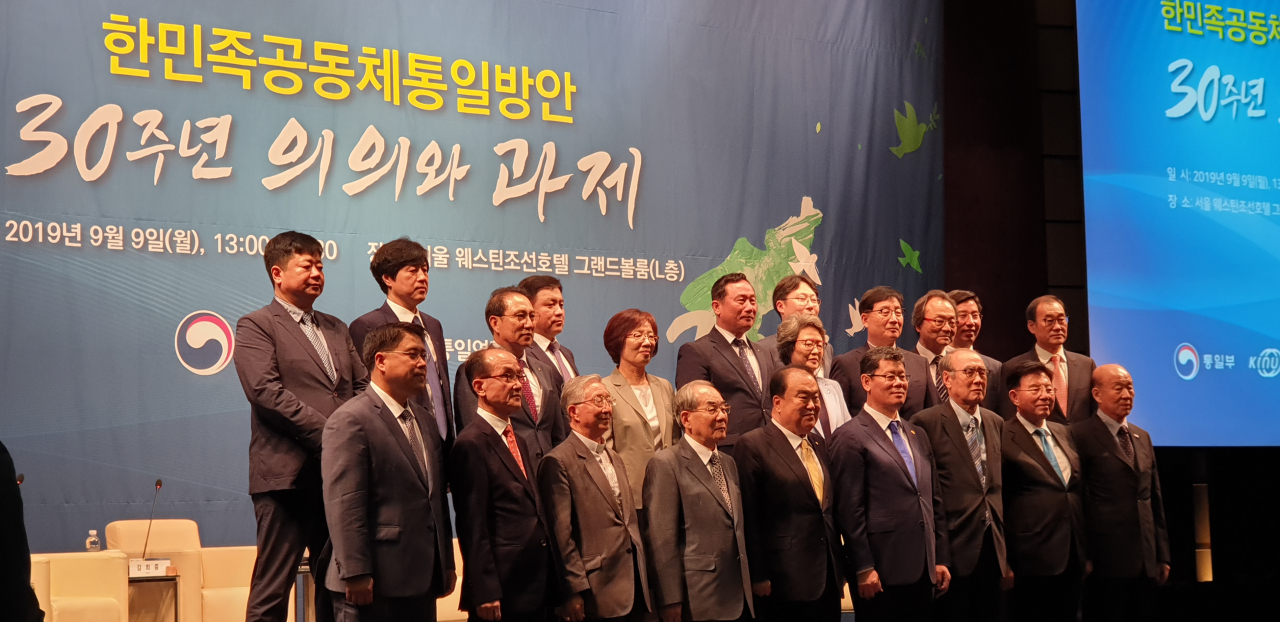김연철 통일장관은 9일 서울 웨스틴조선호텔에서 열린 한민족공동체통일방안 30주년 기념행사에서 “먼저 우리 안의 분단을 극복하는 것이 곧 한반도 남북분단을 극복하고 통일시대로 나아가는 데 중요한 원동력이 될 것”이라고 강조했다. [헤럴드DB]