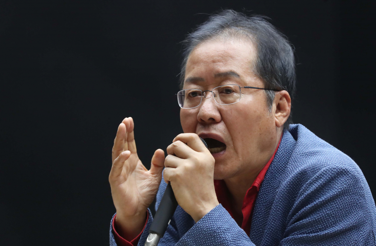 홍준표 자유한국당 전 대표가 지난 3일 오후 경남 창원 창원대 봉림관에서 열린 ‘홍준표와 청년 네이션 리빌딩을 말하다’라는 강연회에 참석, 발언하고 있다. 당시 홍 전 대표는 “문재인 대통령이 조국을 법무부 장관으로 임명 강행한다면 그때부터 레임덕이 본격 시작되고, 문재인 정권은 망할 것”이라고 밝혔다. [연합]