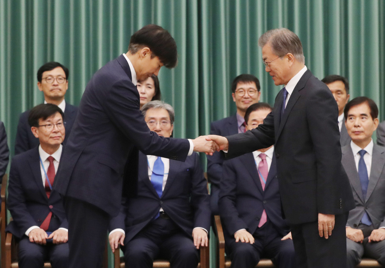 Cho Kuk (left) and President Moon Jae-in (Yonhap)