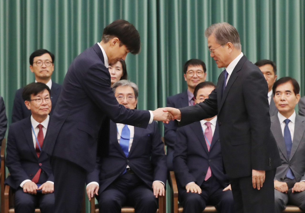 문재인 대통령이 9일 오후 청와대에서 조국 신임 법무부 장관에게 임명장을 수여하기 전 악수하고 있다. [연합]