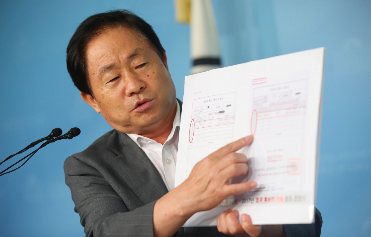 자유한국당 주광덕 의원이 9일 오후 여의도 국회 정론관에서 조국 법무부 장관 관련 기자회견을 하고 있다. [연합]
