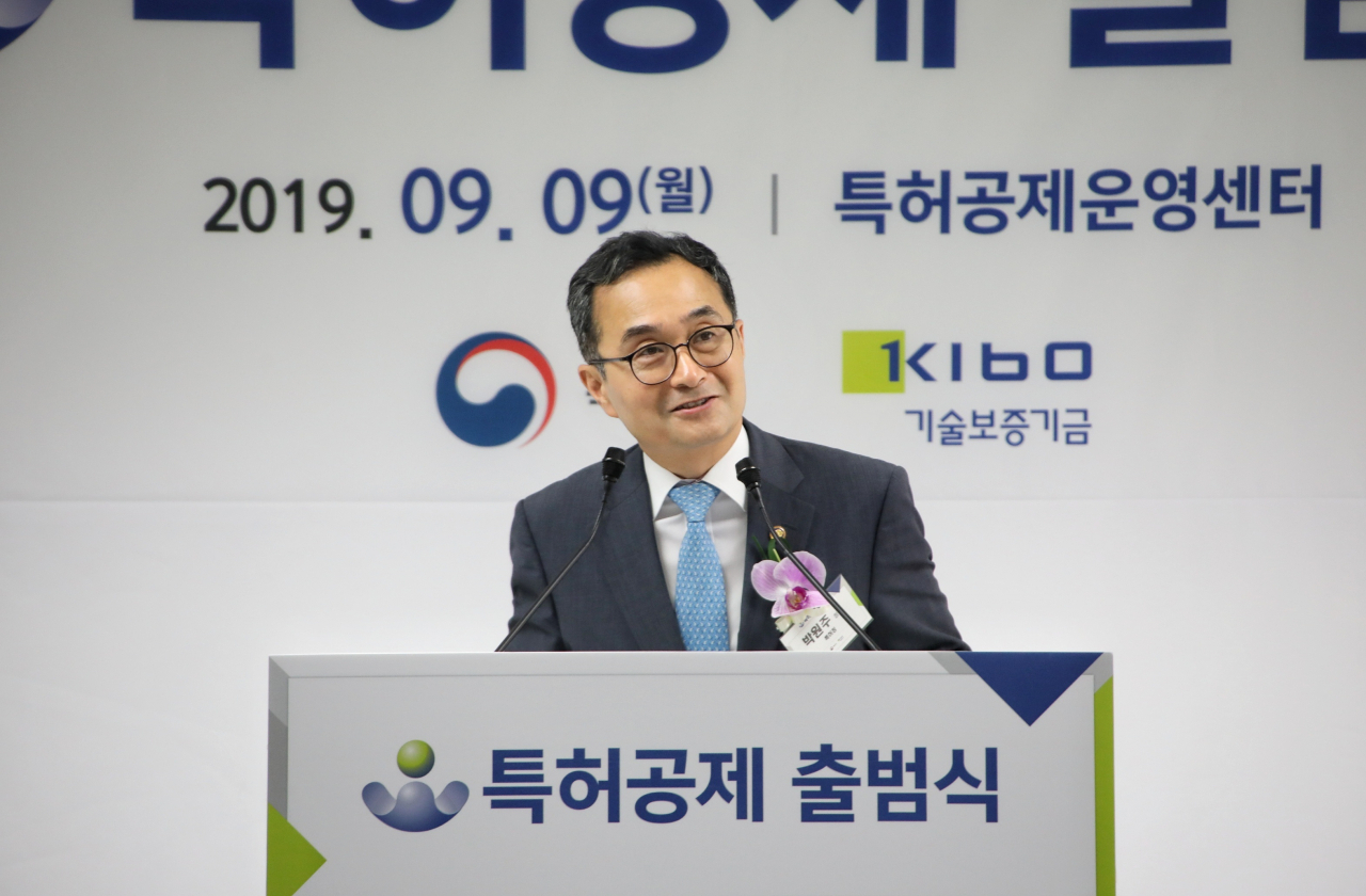 특허청(청장 박원주)은 사업위탁 운영기관인 기술보증기금(이사장 정윤모)과 함께 9일 서울 강남구 테헤란로에서 특허공제 운영센터를 열고 공제상품의 본격 출시를 알리는 ‘특허공제사업 출범식’을 개최했다. 사진은 박원주 특허청장이 인사말을 전하고 있다.