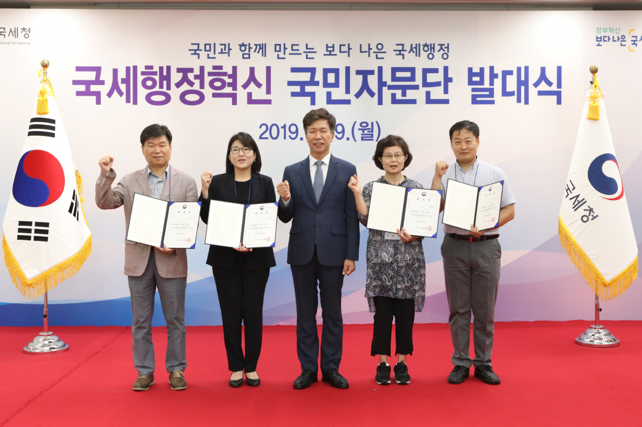 김대지(가운데) 국세청 차장이 9일 서울지방국세청에서 열린 '국세행정혁신 국민자문단발대식'에서 기념촬영하고 있다. ［국세청 제공］