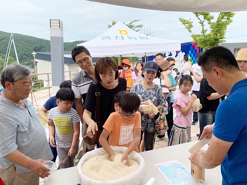 농협울주군지부 및 울주군청 임직원 20여명은 행사 기간 중 추석명절맞이 사랑의 송편나눔, 농협은행 전자금융 홍보 등 다양한 나눔 및 체험활동을 통해 관람객에게 큰 호응을 얻었다.